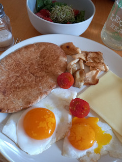 Foto principal de Plato de huevos de pata y setas, un desayuno de domingo
