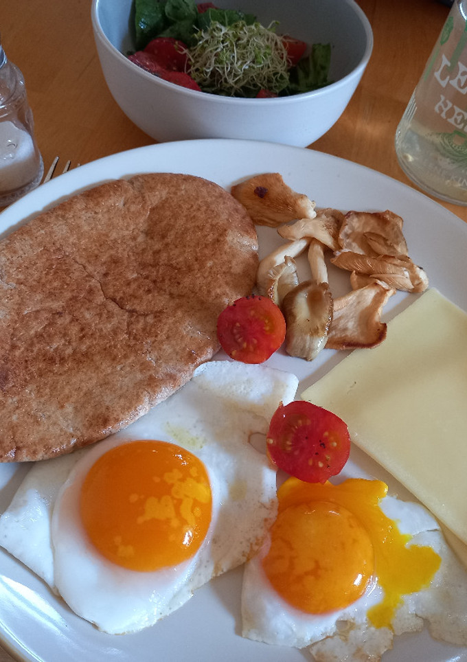 Una foto de Plato de huevos de pata y setas, un desayuno de domingo