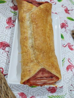 Una foto de Hojaldre de jamón york y queso