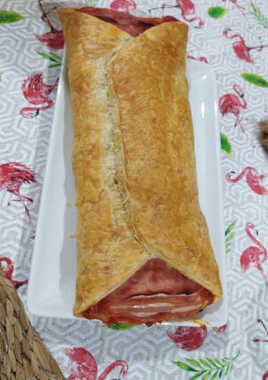 Una foto de Hojaldre de jamón york y queso