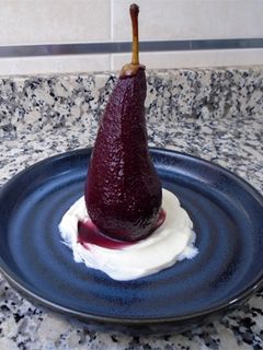 Una foto de Peras al vino tinto