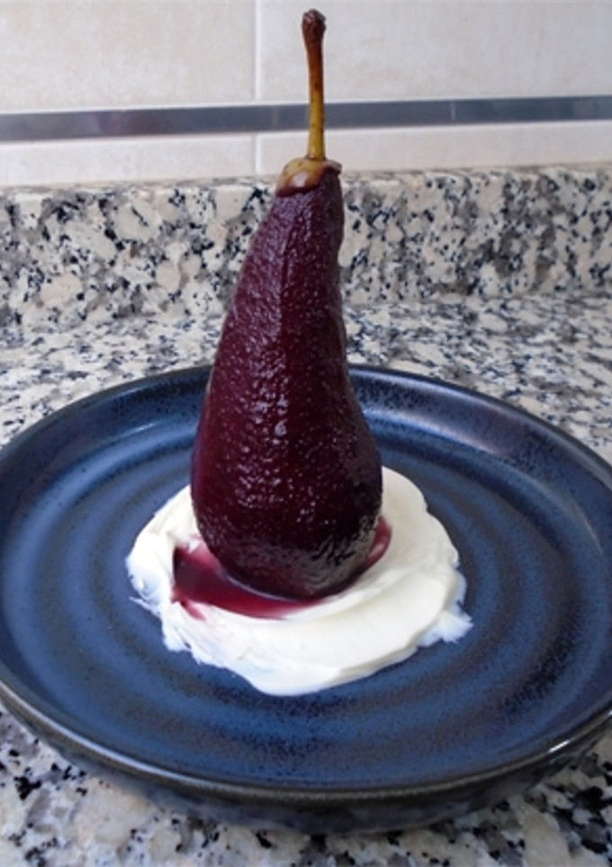 Una foto de Peras al vino tinto