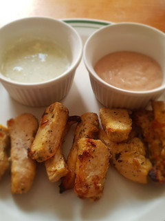 Una foto de Dedos de pollo horneados con dips rosa y verde light