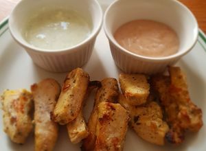 Una foto de Dedos de pollo horneados con dips rosa y verde light