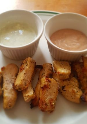 Una foto de Dedos de pollo horneados con dips rosa y verde light