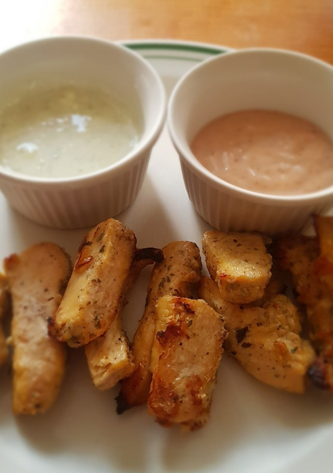 Una foto de Dedos de pollo horneados con dips rosa y verde light