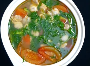 Hình của món Canh nghêu cà chua rau thì là.