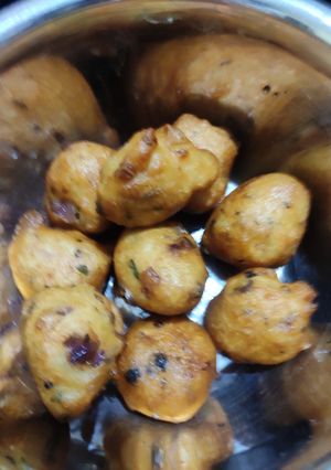 A picture of உளுந்து போண்டா (urad Dhall bonda).