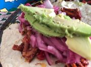 Una foto de guarniciones para paleta de cerdo