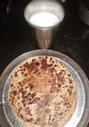आलू का पराठा और लस्सी (aloo ka paratha aur lassi recipe in Hindi) रेसिपी मुख्य फोटो