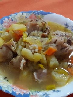 Una foto de Muslos de pollo guisados