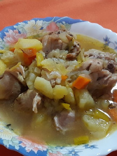 Una foto de Muslos de pollo guisados