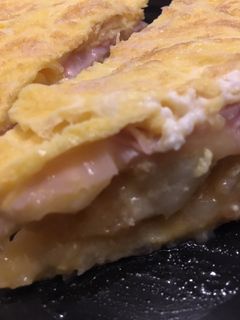 Una foto de Tortilla de patatas con jamón y queso