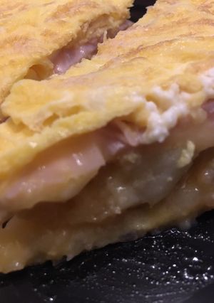 Una foto de Tortilla de patatas con jamón y queso