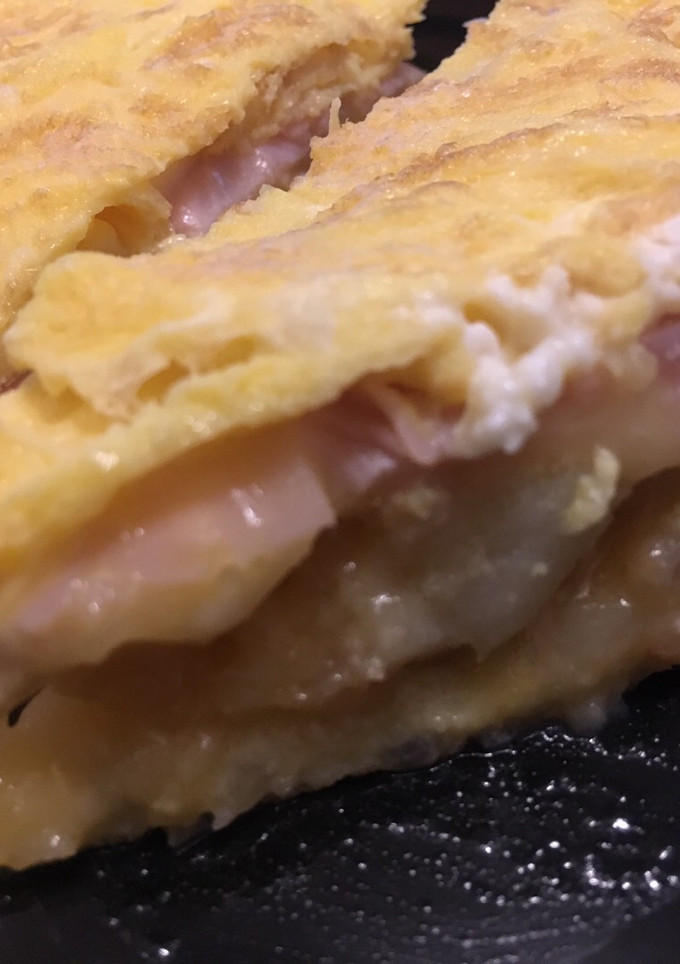 Una foto de Tortilla de patatas con jamón y queso