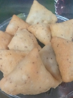 मूंग दाल समोसा (moong dal samosa recipe in Hindi) रेसिपी मुख्य फोटो