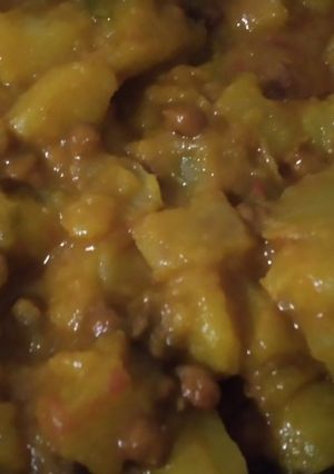 A picture of Green papaya with black chana and potatoes.