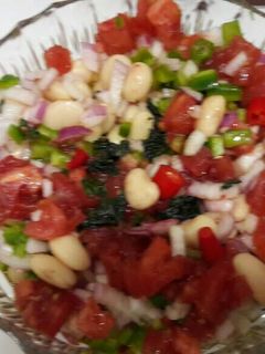 Una foto de Ensalada de judías blancas veraniega