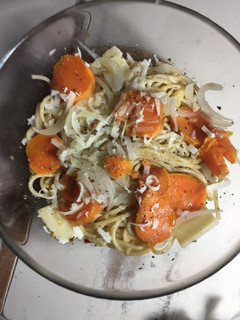 Una foto de Spaguettis con boniato y cebolla caramelizada