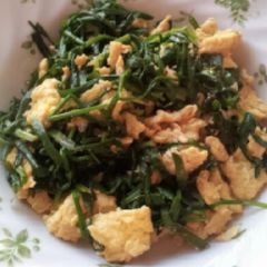 A picture of Fried Eggs and Green Chives.