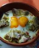 Huevos al horno con brócoli, alcachofas y bacon