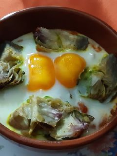 Una foto de Huevos al horno con brócoli, alcachofas y bacon