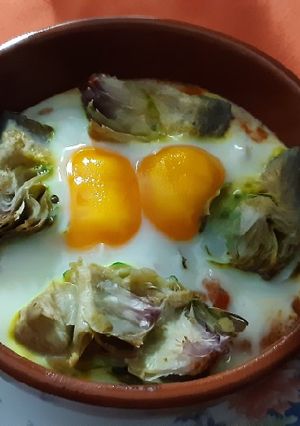 Foto principal de Huevos al horno con brócoli, alcachofas y bacon