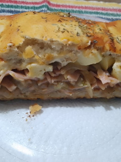 Una foto de Calzone relleno de cebolla y champiñones