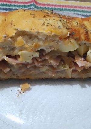 Una foto de Calzone relleno de cebolla y champiñones