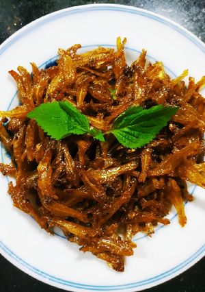 Hình của món Cá cơm khô rim mắm.