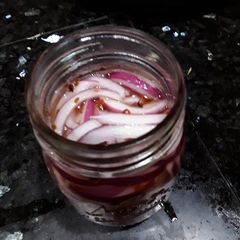 A picture of Easy pickled onions.