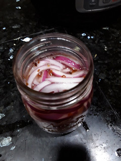 A picture of Easy pickled onions.