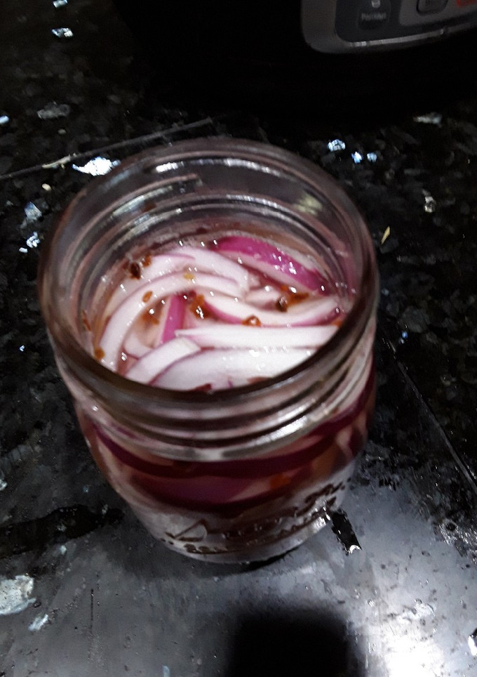 A picture of Easy pickled onions.