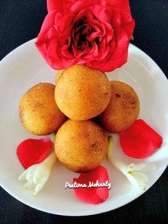 A picture of Suji Manda (Coconut Stuffed Semolina Dumplings).