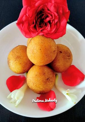 A picture of Suji Manda (Coconut Stuffed Semolina Dumplings).