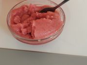 Una foto de postres con frutillas