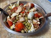 Una foto de ensalada de supremas de pollo