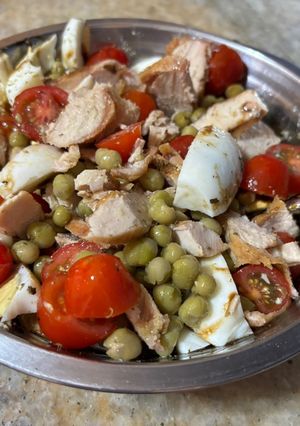 Una foto de Ensalada fresca con cherry y suprema