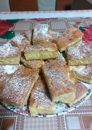 O poză a rețetei Prăjitură rapidă cu iaurt și feliuțe de mere.