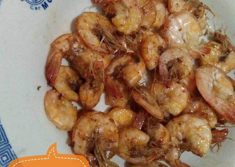 Bagaimana Menyiapkan Udang goreng bumbu bawang putih, Sempurna