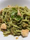 Pasta con salsa de pollo, pesto y cebolla