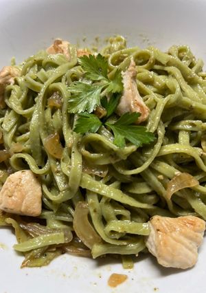 Una foto de Pasta con salsa de pollo, pesto y cebolla