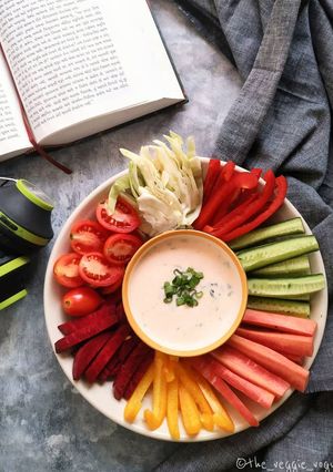 A picture of Fresh veggies with Yogurt Sriracha dip.