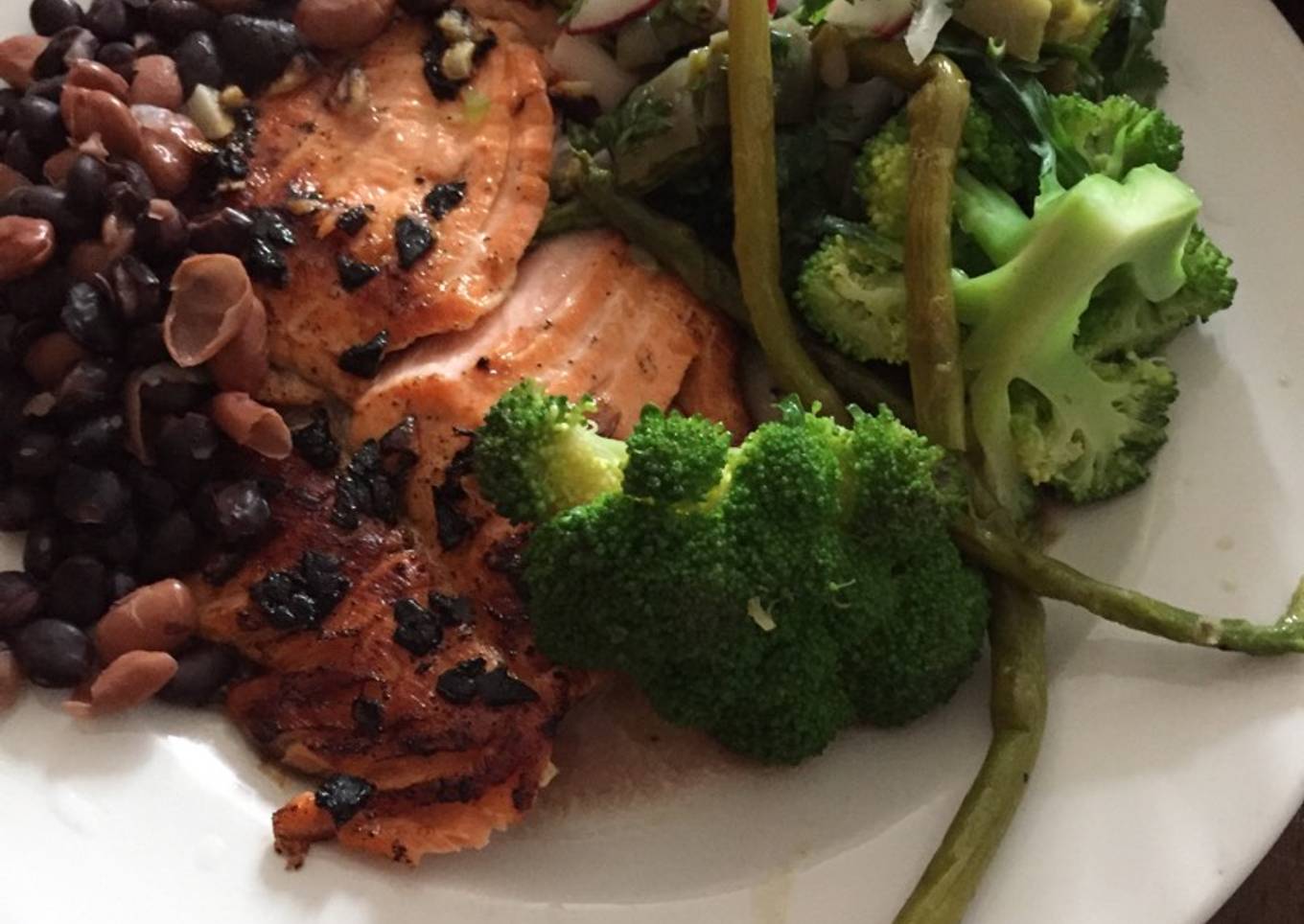 Salmón con ensalada de nopal y vegetales
