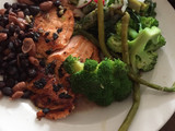 Salmón con ensalada de nopal y vegetales