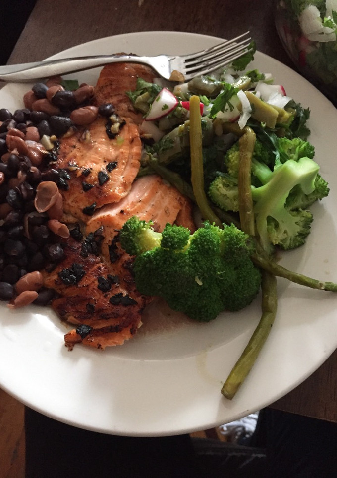 Una foto de Salmón con ensalada de nopal y vegetales