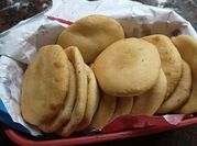 Una foto de tortas fritas con harina comun