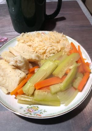 Una foto de Pescado con verduras