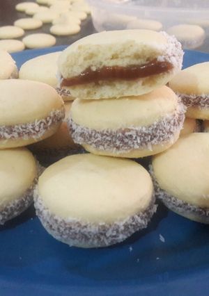 Una foto de Alfajores de maicena😋😌