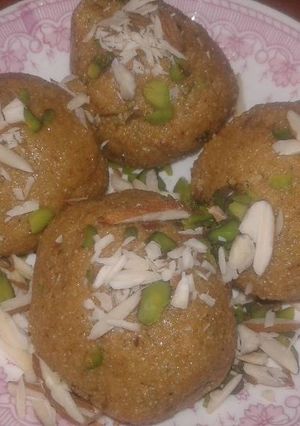 आटा, सूजी और बेसन के लड्डू (Aata,suji or besan ke laddo recipe in hindi) रेसिपी मुख्य फोटो